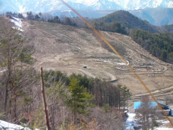 1510 最後まで営業していたゲレンデはモトクロス場に。雪は融かしたのか?融けたのか?これほど残雪の多い年にこれでは、現役時代も相当苦労していたのかも?