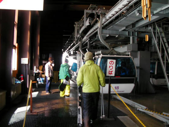 946 ゴンドラには2度乗りましたが、こんな感じでほぼ飛び乗り状態でした