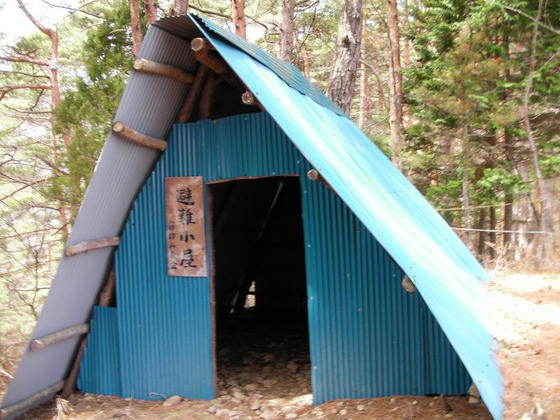 1113　トタン製の避難小屋がありました。急登が続いたので珍しく一休みしました