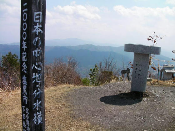 1202　やはりこの山頂は分水嶺でした。バックは守屋山