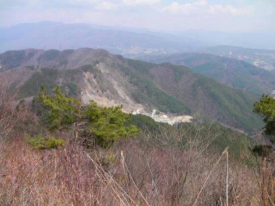 1215　この方向が善知鳥峠を挟んだ分水嶺が続いていると思われる