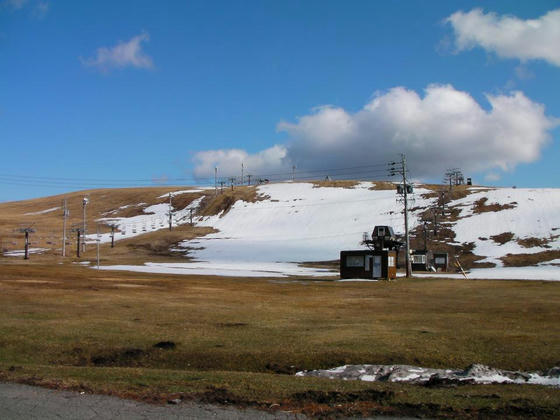 1554 廃スキー場なら無問題で滑ってしまうレベルの残雪