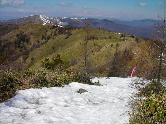 1012　西峰へ向けて再び下りになると残雪出現