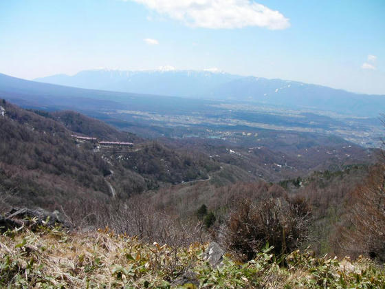 1023 蓼科東急リゾート方向。左の大きな建物辺りがスタート地点です