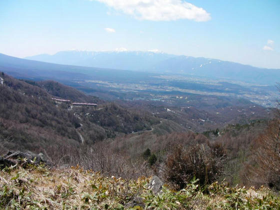 1023　蓼科東急リゾート方向。左の大きな建物辺りがスタート地点です