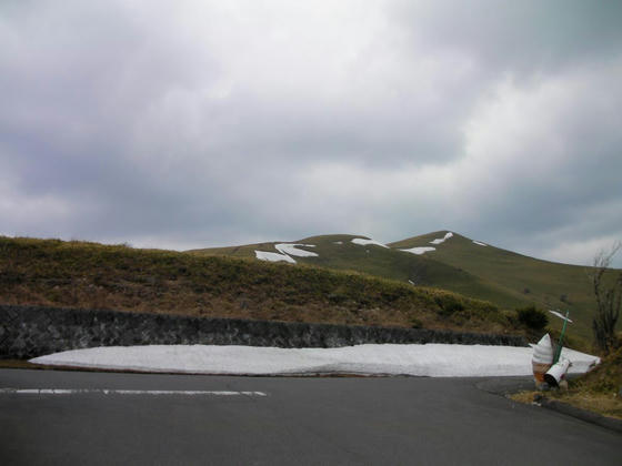 1142 三峰山方向。強風だけでなく雲まで濃くなっていました