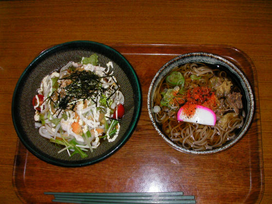 1215 左:サラダうどん@600 右:桜肉そば@550 物価はかなり安い感じでした(巨峰サイダーは高いorz)