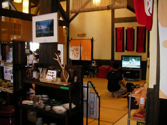 1356 入り口の無料休憩所は学習院大学のソフトボールクラブ(非体育会系っぽい)の若者男女で埋まっていました。TVでは甲子園長野大会の決勝戦。この後9回表の3失点に・・・