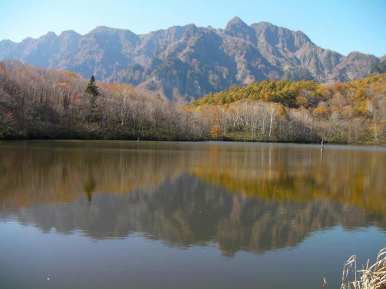 1259 鏡池に映る戸隠連山 西岳方向