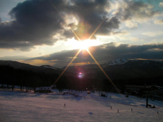1600　初日の入り？　車山方向へ沈んでいきます。北向きなので夕日に向かっては滑れません。