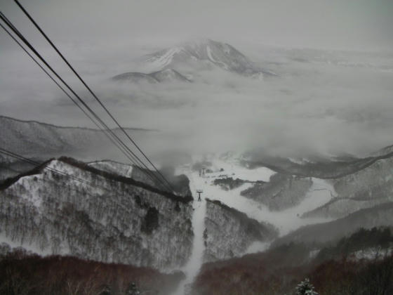 949　ロープウェイ山頂駅(1770m)のデッキから高社山。晴れたのはこの一瞬だけorz