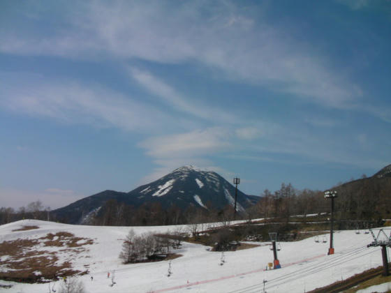 1540　頭の上にレンズ雲を乗せた蓼科山。天気崩れるぞ～