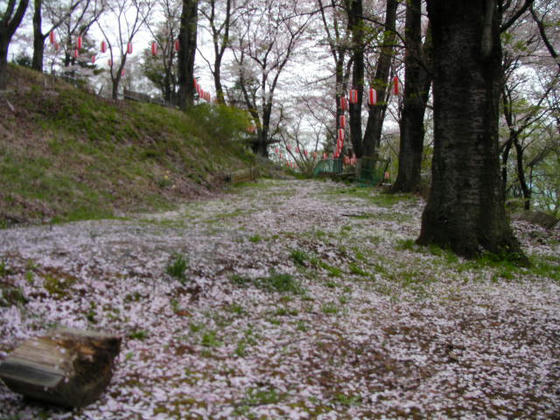 613　「花は盛りに、月は隈なきをのみ、見るものかは」第137段 