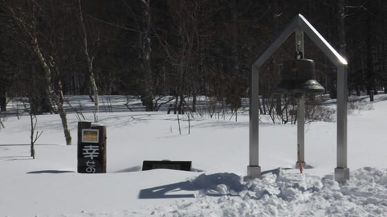 1123　恋人の聖地の看板はギリギリ見える程度に。鐘の紐は雪面に 