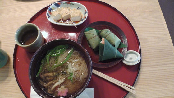 1331　箸墓古墳まで戻って、三輪そうめん山本のレストランにて 柿の葉寿司+葛餅のセットで 七味は山椒ベースの七味で、赤色ではなく緑色をしてました