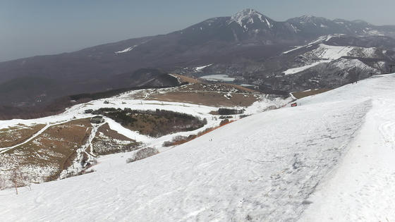 1113　自然降雪はすっかり溶けて、人工雪だけが残った状態でした。お向かいのロイヤルヒルの上部ゲレンデはここからでも地球が見えているのが判りました。 