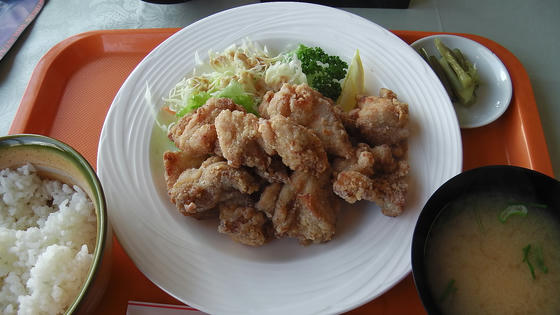 1301 12ピースもあるメガ唐揚げ定食。ビールのつまみにして、更にご飯のおかずになる、というコンセプトのようです。1日限定15食