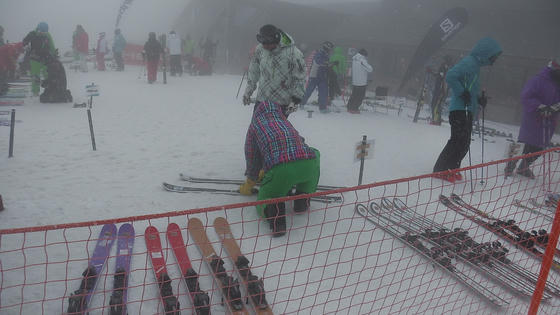 1140　雪降る試乗会会場。下界は雨だった