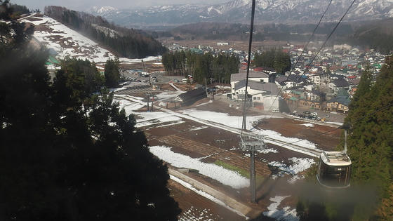 838　朝一登高ゴンドラから見た長坂ゲレンデの融雪状況。凄い勢いで溶けていますが、山頂は245cmの積雪発表です