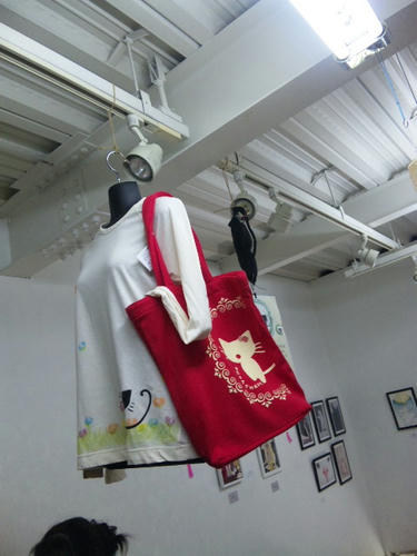 吊るされたTシャツ