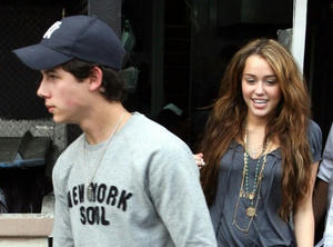nick-jonas-and-miley-cyrus-sr-lunch-in-west-hollywood-500x371.jpg