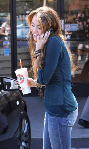 miley-cyrus-alice-in-wonderland-500x837.jpg