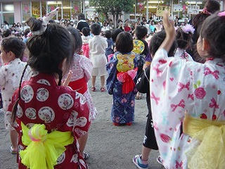 中央　:　娘　夏祭りにて