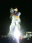 闇に浮き上がるガンダム