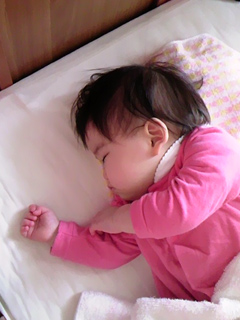ベビースイミング後に寝る赤ちゃん