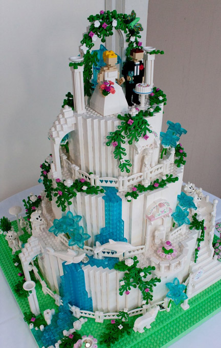 LEGOでできた立派なウエディングケーキ