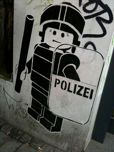 ミニフィグのグラフィティ「POLIZEI」
