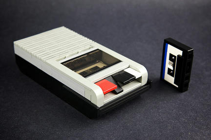 レゴ製モノラルレコーダーとカセットテープ