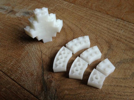 3Dプリンタで作られたカーブ状のLEGOブロック
