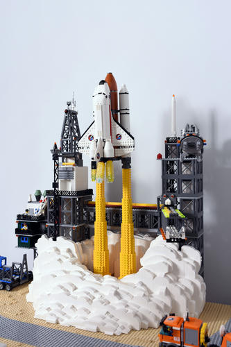 打ち上がった瞬間のLEGOスペースシャトル