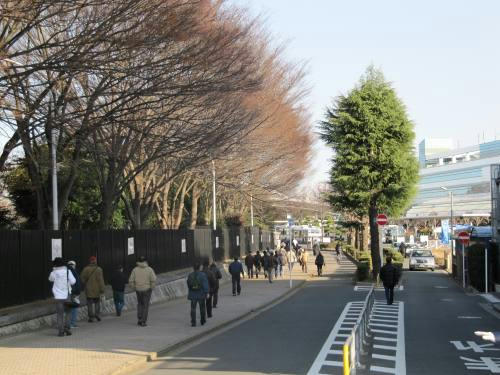 中山競馬場へ徒歩でアクセスしている様子