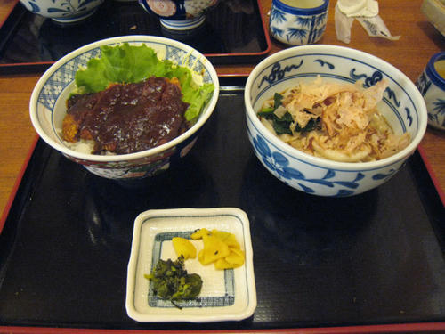 味噌かつ丼と、きしめん