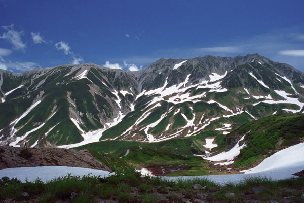 残雪山景