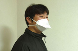 PM2.5対策マスクをつける