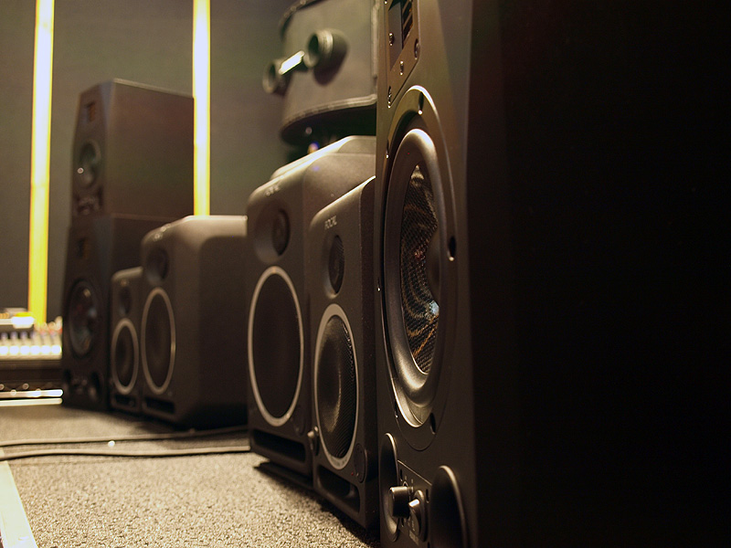 スタジオモニタースピーカー