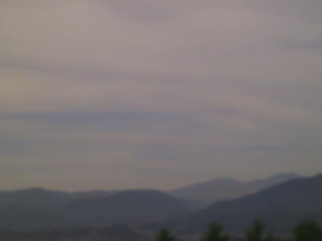 薄墨を流したような空