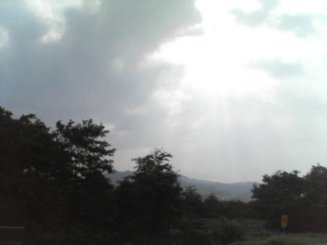 雨雲の間から