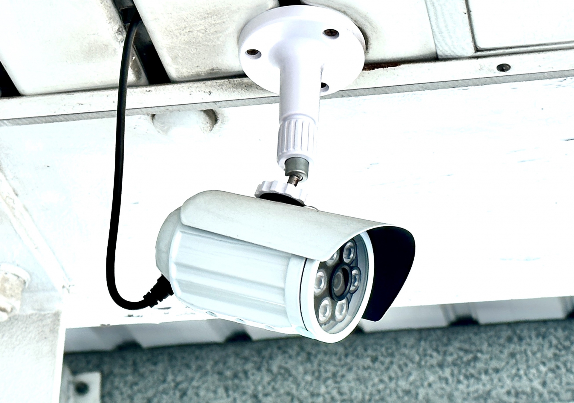 白い防犯カメラの画像です。