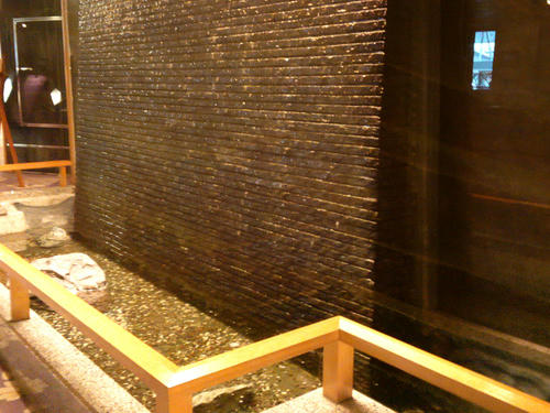 ホテルの中の水の壁