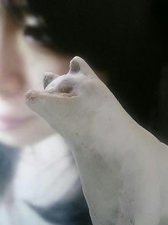 私は写真に撮られることが苦手です。でもオオカミを撮るのは得意です。2つを合わせると普通に撮ることが出来ました。