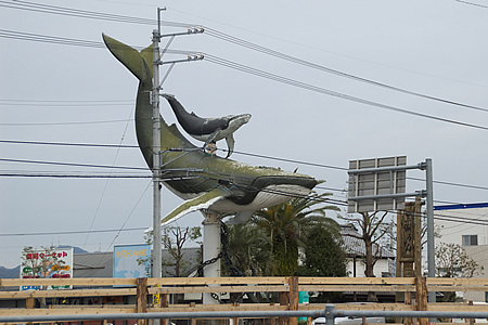 土佐市にあったクジラの親子像