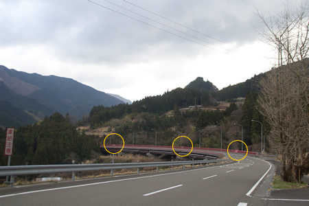 カーブの赤いガードレールに注目～！