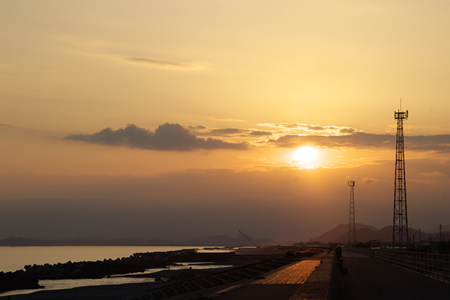 夕陽と海岸の画