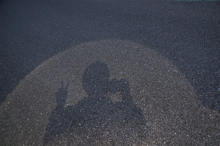 光の半円の中でピース。