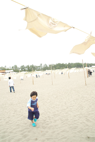 風になびくＴシャツと駆け抜ける少年