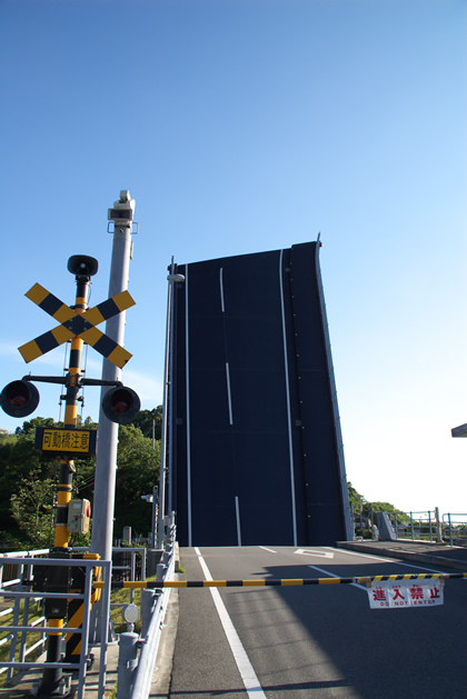 直立した道：立ち入り禁止